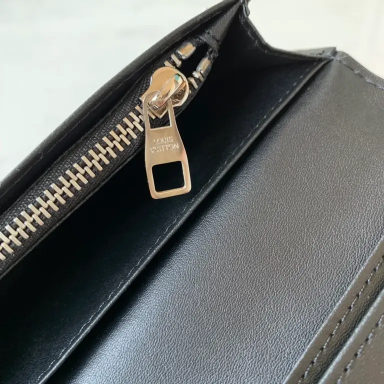 高仿LV Brazza Damier Infini 皮革錢包 - 經典格紋設計多功能收納-N63010