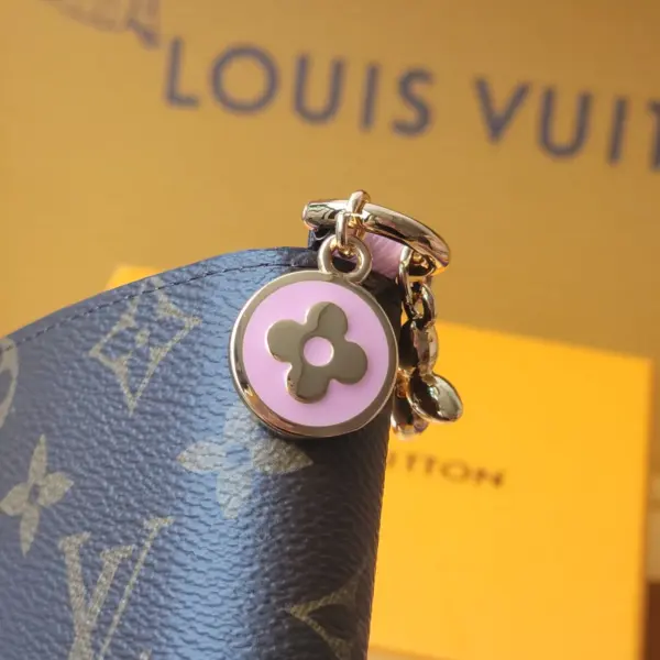 高仿LV Charms 口袋錢包 | Monogram帆布粉色款 附琺瑯吊飾 女士時尚小皮件-M14718 14 高仿LV Charms 口袋錢包 | Monogram帆布粉色款 附琺瑯吊飾 女士時尚小皮件-M14718
