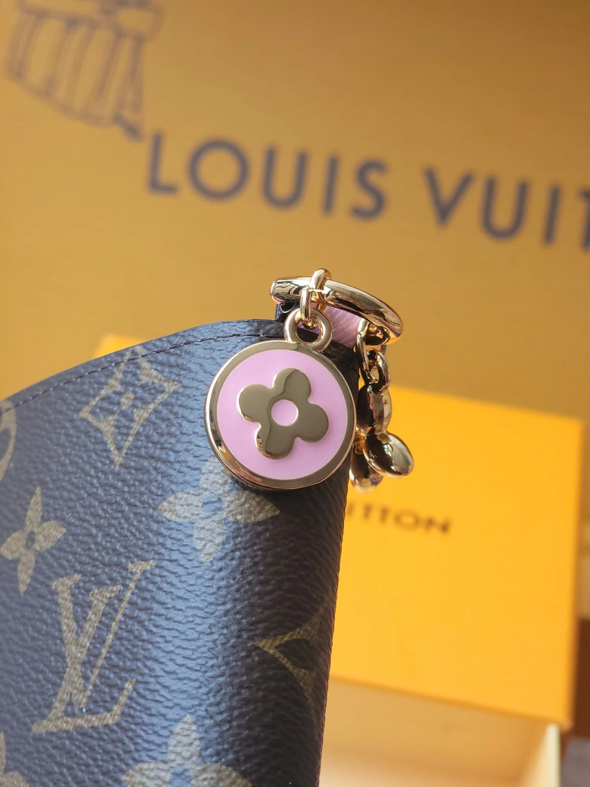 高仿LV Charms 口袋錢包 | Monogram帆布粉色款 附琺瑯吊飾 女士時尚小皮件-M14718 5 高仿LV Charms 口袋錢包 | Monogram帆布粉色款 附琺瑯吊飾 女士時尚小皮件-M14718
