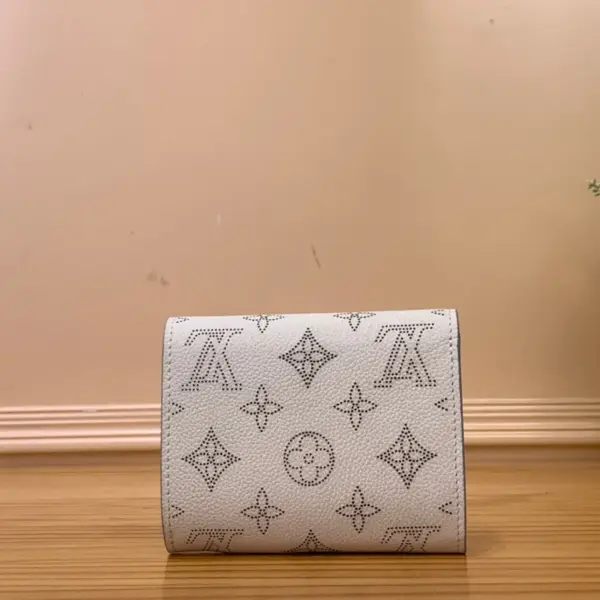 高仿包包LV Iris 小型錢包 | Mahina皮革 Monogram打孔通花設計-M62542 高仿包包