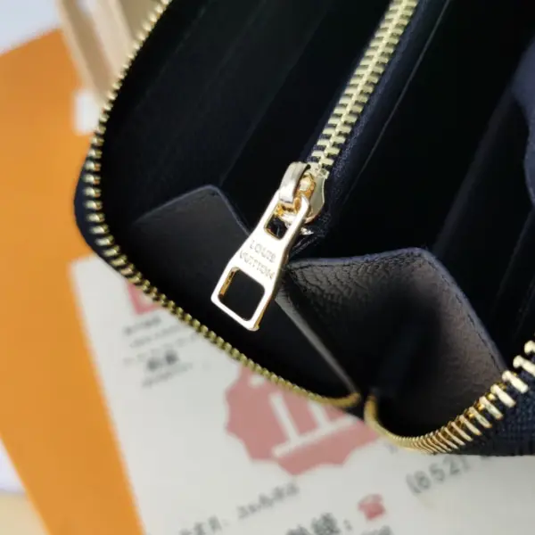 高仿LV Clémence錢包 | Monogram Empreinte壓花牛皮 多功能女士短款錢包-M60171 18 高仿LV Clémence錢包 | Monogram Empreinte壓花牛皮 多功能女士短款錢包-M60171
