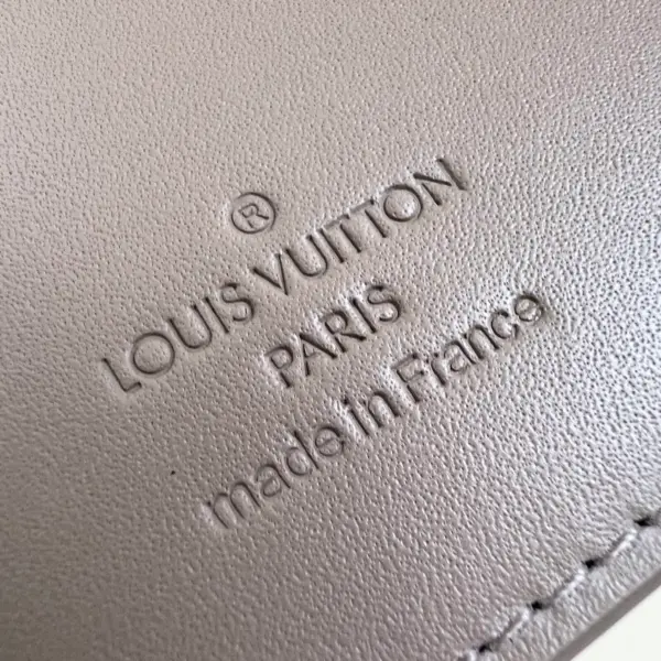 高仿LV Multiple男士短夾錢包 | Taurillon Monogram壓花牛皮 時尚實用設計-M13890 14 高仿LV Multiple男士短夾錢包 | Taurillon Monogram壓花牛皮 時尚實用設計-M13890
