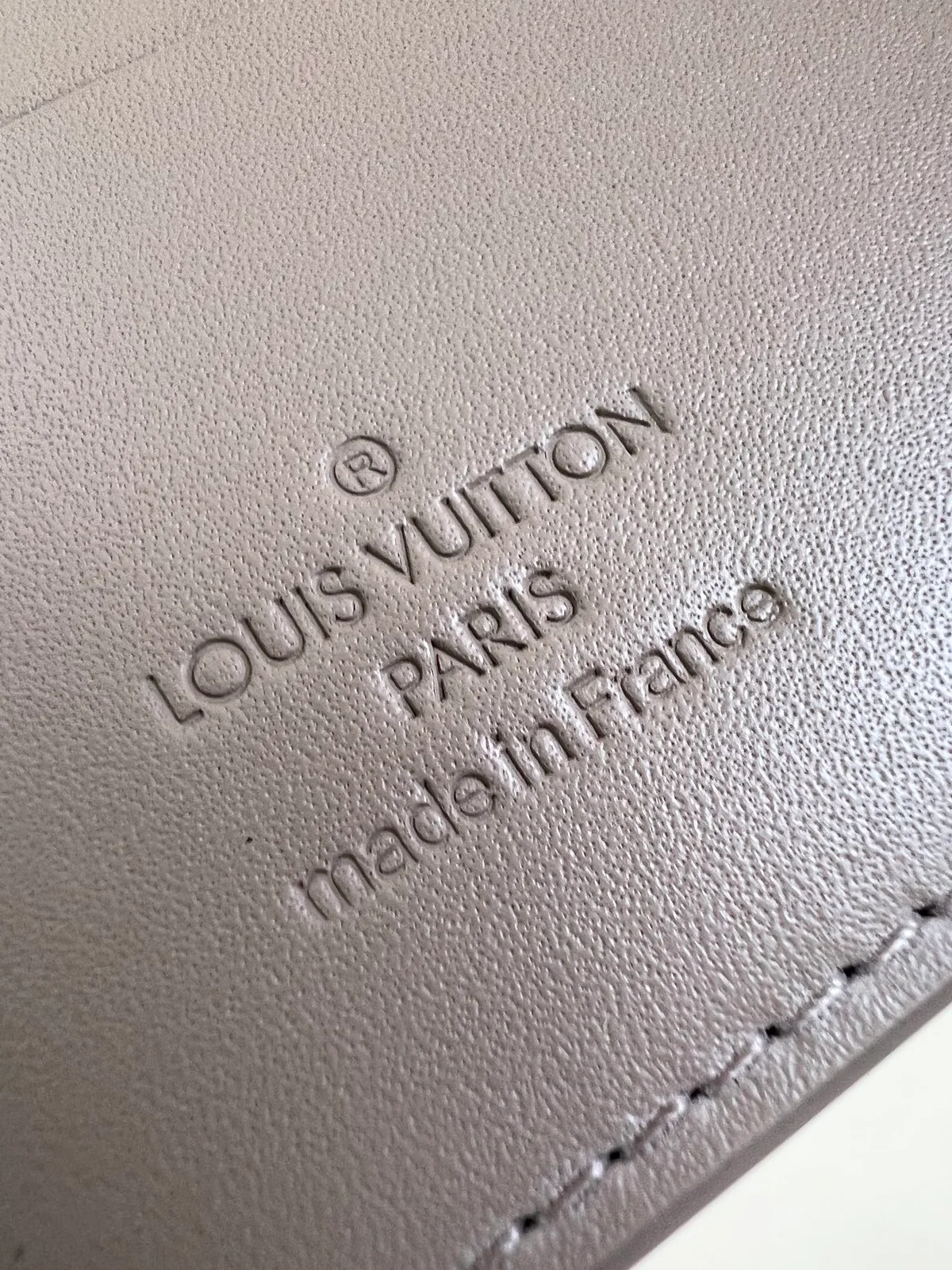 高仿LV Multiple男士短夾錢包 | Taurillon Monogram壓花牛皮 時尚實用設計-M13890 7 高仿LV Multiple男士短夾錢包 | Taurillon Monogram壓花牛皮 時尚實用設計-M13890