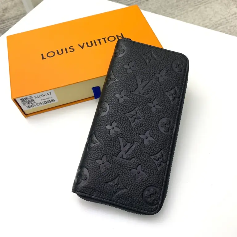 高仿LV 男士Taurillon皮革Monogram压花拉链直式钱包 - 优雅多功能设计-M69047