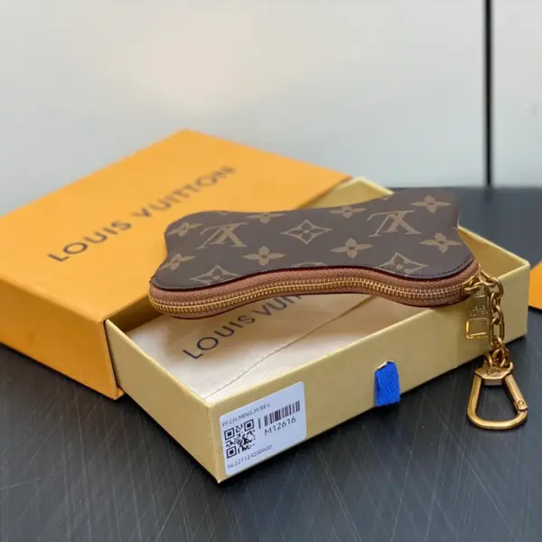 高仿LV Pharrell Williams設計LV Bone Key Pouch狗骨頭鑰匙零錢包 | Monogram帆布奢華配飾-M12616 高仿LV