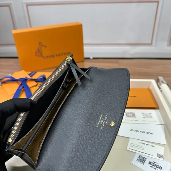 高仿LV Emilie 錢包 - Monogram雙面帆布女士短款多功能錢包-M82157