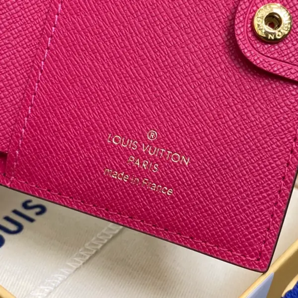 高仿包包LV Lisa錢包 | Monogram帆布紅色短夾 | LV Circle標誌拉鏈零錢格-M11380 高仿包包