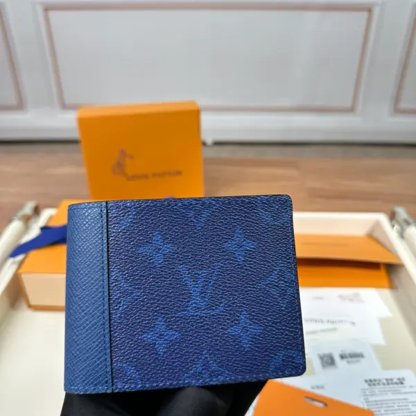 高仿LV 男士Multiple錢包 - 海軍藍Taïga皮革Monogram帆布短夾 | 2019春夏系列-M30299 14 高仿LV 男士Multiple錢包 - 海軍藍Taïga皮革Monogram帆布短夾 | 2019春夏系列-M30299