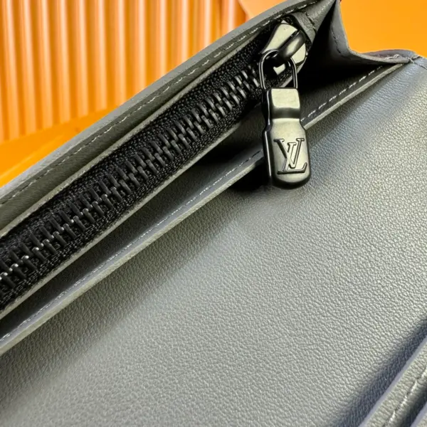 高仿LV Brazza Monogram Shadow灰色小牛皮多功能钱包 - 16卡位+拉链零钱格-M81335