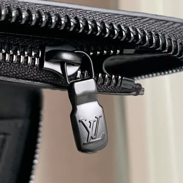 高仿LV 男士Monogram Shadow直式拉链钱包 - 优雅全黑设计 多功能收纳-M62902