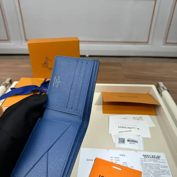 高仿LV 男士Multiple錢包 - 海軍藍Taïga皮革Monogram帆布短夾 | 2019春夏系列-M30299 16 高仿LV 男士Multiple錢包 - 海軍藍Taïga皮革Monogram帆布短夾 | 2019春夏系列-M30299