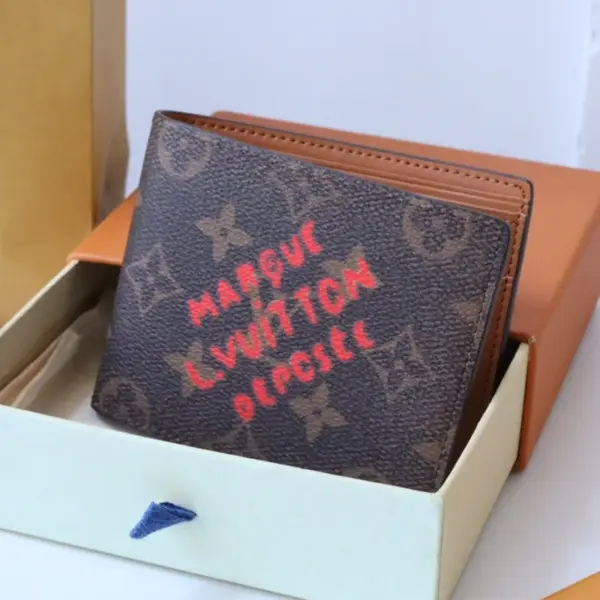 高仿LV LV Multiple男士錢包 | Pharrell Williams聯名款 Monogram紅色復古短夾-M11716 高仿LV