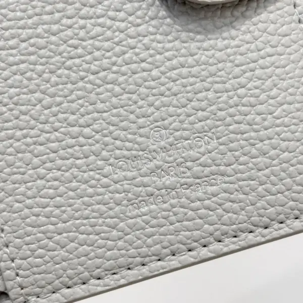 高仿包包LV Lisa钱包 - Monogram Empreinte皮革女士短款钱夹 灰色/白色石英色-M13797 17 高仿包包 高仿包包LV Lisa钱包 - Monogram Empreinte皮革女士短款钱夹 灰色/白色石英色-M13797 高仿包包