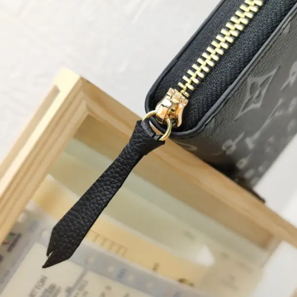 高仿LV Clémence錢包 | Monogram Empreinte壓花牛皮 多功能女士短款錢包-M60171 15 高仿LV Clémence錢包 | Monogram Empreinte壓花牛皮 多功能女士短款錢包-M60171