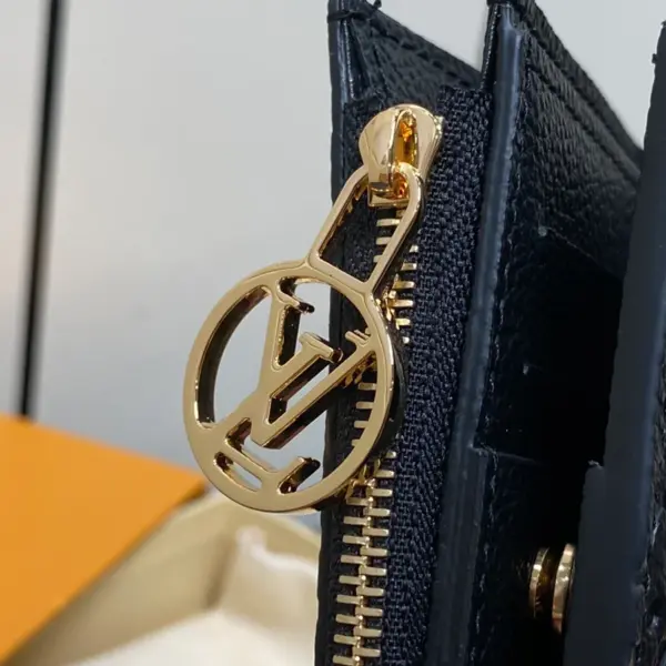 高仿LV Lisa Monogram Empreinte黑色短夾錢包 | 小巧多功能女士皮夾-M83365
