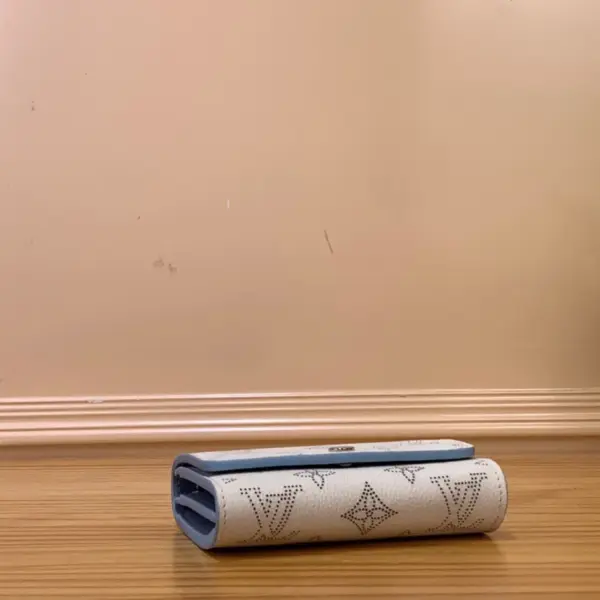 高仿包包LV Iris 小型錢包 | Mahina皮革 Monogram打孔通花設計-M62542 高仿包包