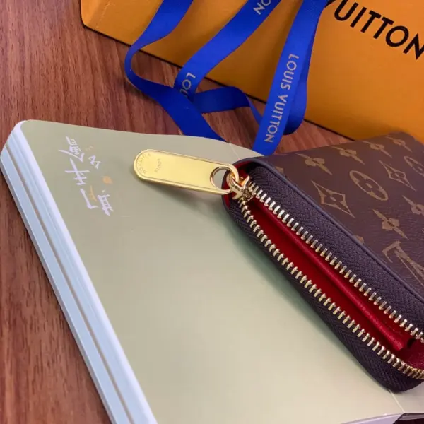 高仿LV Monogram拉链钱包 - 经典罂粟红色女士多功能钱夹-M41896