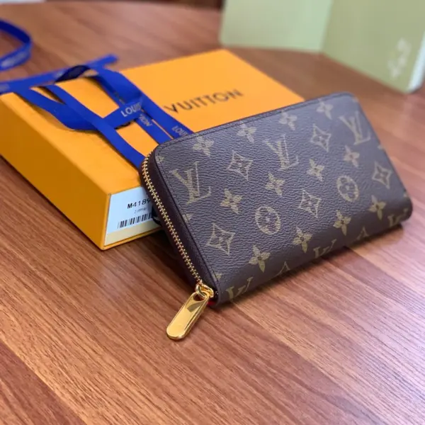 高仿LV Monogram拉链钱包 - 经典罂粟红色女士多功能钱夹-M41896