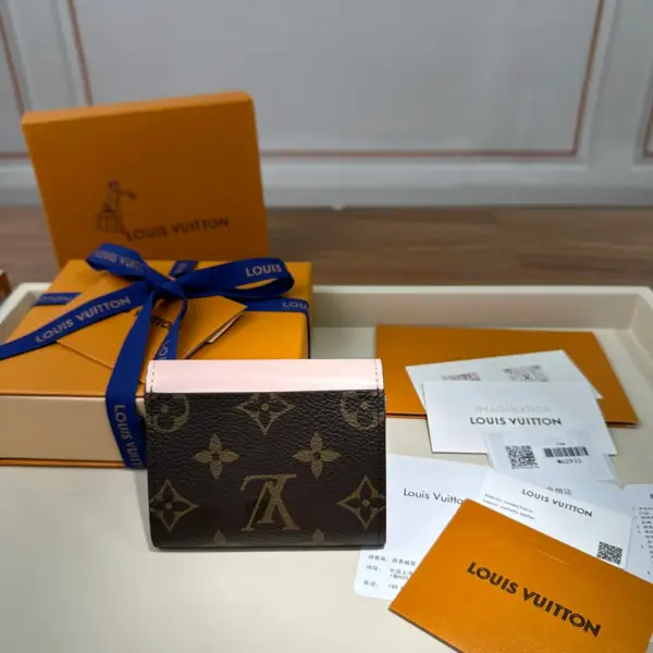 高仿LV Zoé錢包 | Monogram帆布玫瑰粉牛皮 時尚迷你錢包-M62933 19 高仿LV Zoé錢包 | Monogram帆布玫瑰粉牛皮 時尚迷你錢包-M62933