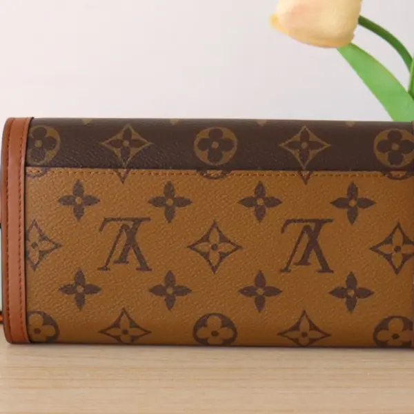 高仿LV Sarah Dauphine 錢包 | Monogram 翻轉帆布設計 12卡位拉鏈零錢格-M46645 13 高仿LV Sarah Dauphine 錢包 | Monogram 翻轉帆布設計 12卡位拉鏈零錢格-M46645