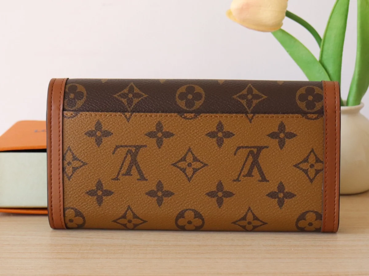 高仿LV Sarah Dauphine 錢包 | Monogram 翻轉帆布設計 12卡位拉鏈零錢格-M46645 4 高仿LV Sarah Dauphine 錢包 | Monogram 翻轉帆布設計 12卡位拉鏈零錢格-M46645