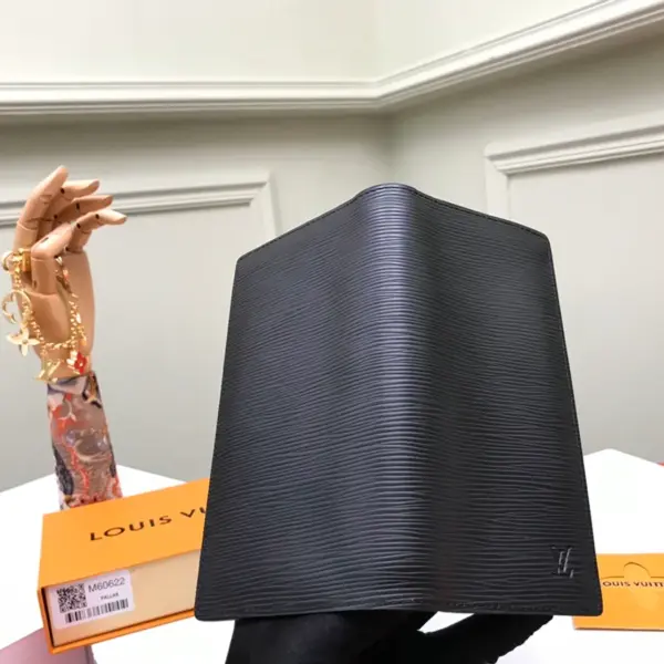高仿LV Brazza Epi皮革多功能錢包 - 12卡位大容量設計 附零錢格-M60622 19 高仿LV Brazza Epi皮革多功能錢包 - 12卡位大容量設計 附零錢格-M60622