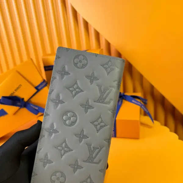 高仿LV Brazza Monogram Shadow灰色小牛皮多功能钱包 - 16卡位+拉链零钱格-M81335