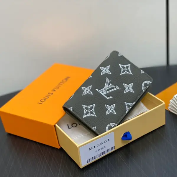 高仿LV Monogram Shadow壓花小牛皮萬用錢包 - Olive綠色時尚名片夾多功能設計-M12501 高仿LV
