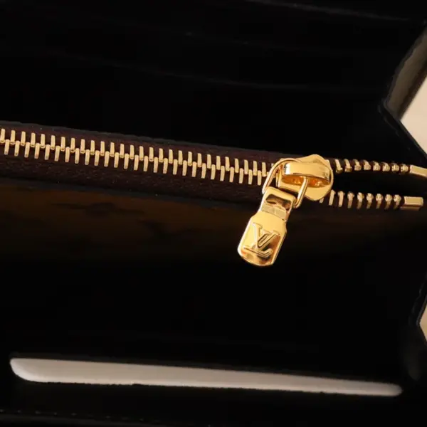 高仿LV Sarah Dauphine 錢包 | Monogram 翻轉帆布設計 12卡位拉鏈零錢格-M46645 19 高仿LV Sarah Dauphine 錢包 | Monogram 翻轉帆布設計 12卡位拉鏈零錢格-M46645