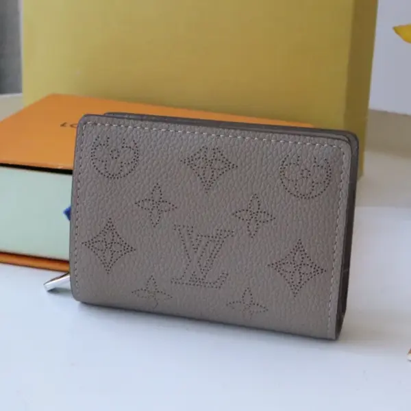 高仿LV Cléa Mahina小牛皮錢包 | 卵石灰Monogram打孔設計-M80817