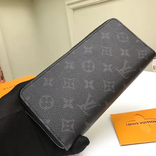 高仿LV Monogram Eclipse男士直式拉链钱包 - 多功能信用卡现金收纳短夹-M62295