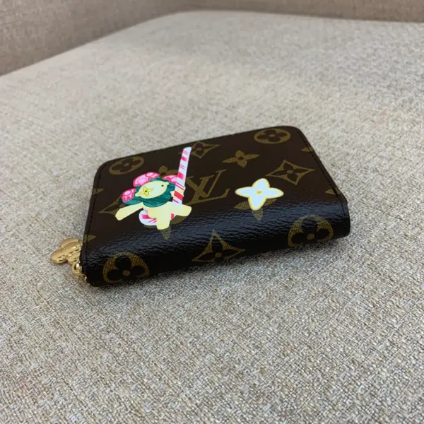 高仿LV 圣诞限定Candy Factory系列Vivienne玩偶拉链零钱包 | Monogram帆布红色甜点主题-M12210 14 高仿LV 高仿LV 圣诞限定Candy Factory系列Vivienne玩偶拉链零钱包 | Monogram帆布红色甜点主题-M12210 高仿LV