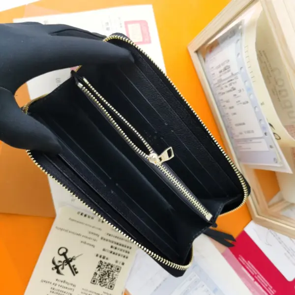 高仿LV Clémence錢包 | Monogram Empreinte壓花牛皮 多功能女士短款錢包-M60171 16 高仿LV Clémence錢包 | Monogram Empreinte壓花牛皮 多功能女士短款錢包-M60171