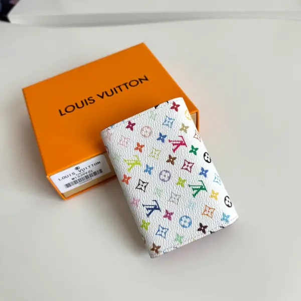 高仿包包LV x 村上隆 Rosalie 零錢包 | 限量復刻版 Monogram 彩色塗層帆布-M13399 高仿包包