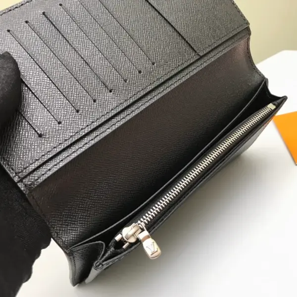高仿LV Brazza Epi皮革多功能錢包 - 12卡位大容量設計 附零錢格-M60622 16 高仿LV Brazza Epi皮革多功能錢包 - 12卡位大容量設計 附零錢格-M60622