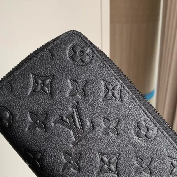 高仿LV 男士Monogram Shadow直式拉链钱包 - 优雅全黑设计 多功能收纳-M62902