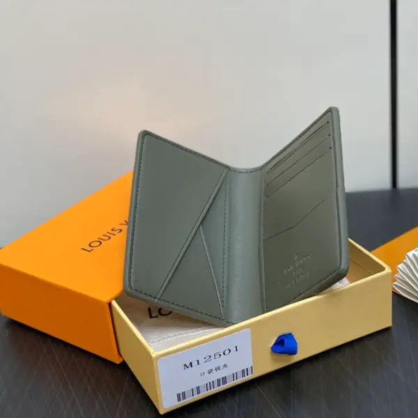 高仿LV Monogram Shadow壓花小牛皮萬用錢包 - Olive綠色時尚名片夾多功能設計-M12501 高仿LV