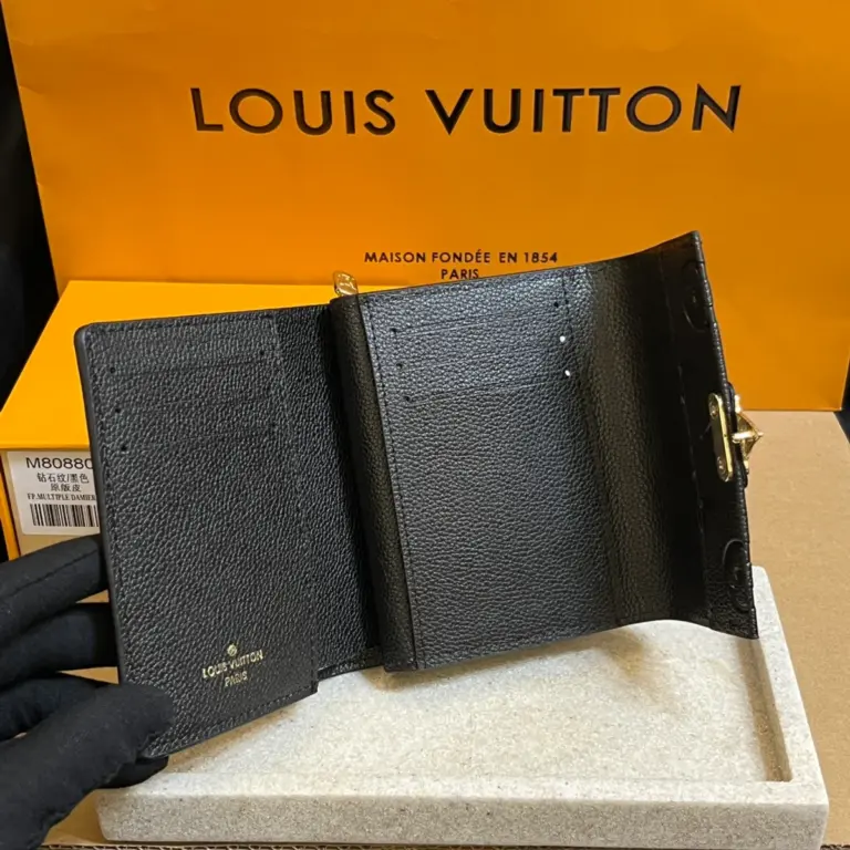 高仿LV Métis小型錢包 | Monogram Empreinte皮革 經典S-lock鎖扣設計-M80880