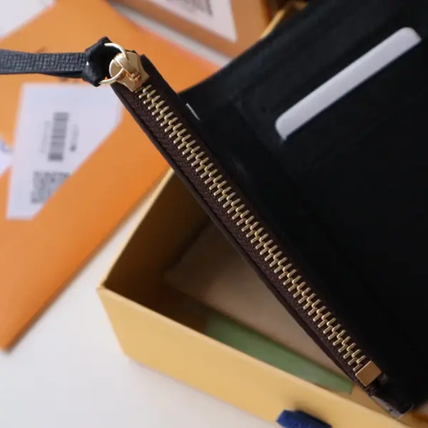 高仿LV LV Victorine短夾錢包 | Monogram Reverse塗層帆布 多功能設計-M81557