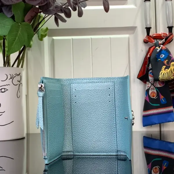 高仿包包LV Ski系列Victorine錢包 | Monogram Empreinte皮革 Azur Frost色 閃爍水晶設計-M12746 高仿包包