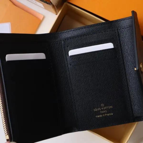高仿LV LV Victorine短夾錢包 | Monogram Reverse塗層帆布 多功能設計-M81557