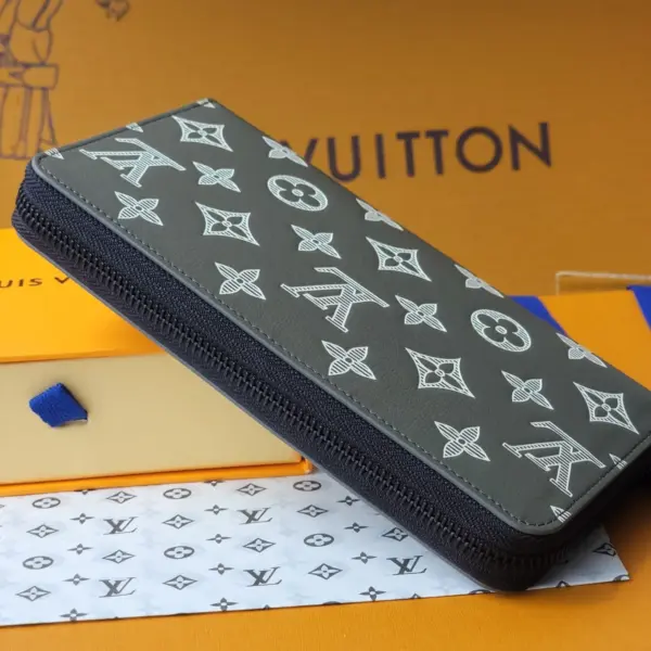 高仿LV Monogram Shadow壓花小牛皮橫式拉鏈錢包 | 橄欖綠多功能信用卡收納包-M12578 13 高仿LV Monogram Shadow壓花小牛皮橫式拉鏈錢包 | 橄欖綠多功能信用卡收納包-M12578
