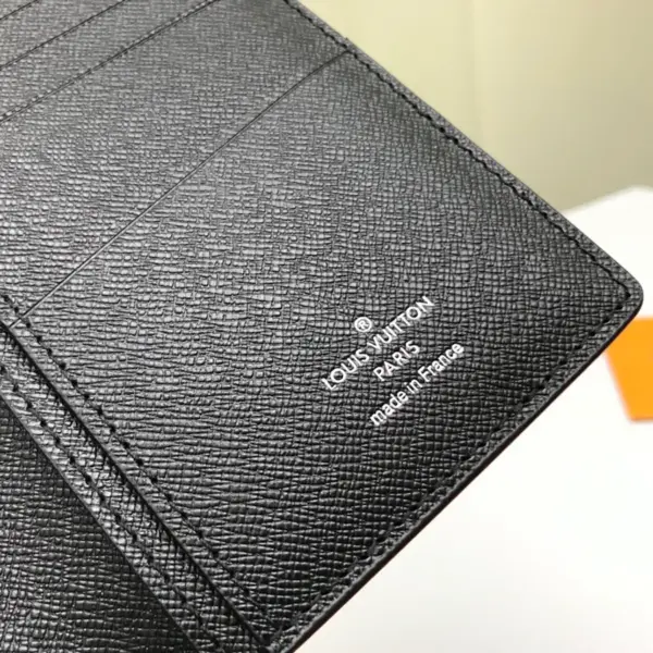 高仿LV Brazza Epi皮革多功能錢包 - 12卡位大容量設計 附零錢格-M60622 17 高仿LV Brazza Epi皮革多功能錢包 - 12卡位大容量設計 附零錢格-M60622