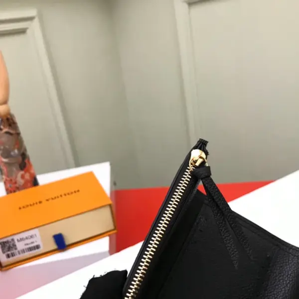 高仿LV Victorine錢包 | Monogram Empreinte皮革 多卡位拉鏈零錢包-M64060 17 高仿LV Victorine錢包 | Monogram Empreinte皮革 多卡位拉鏈零錢包-M64060