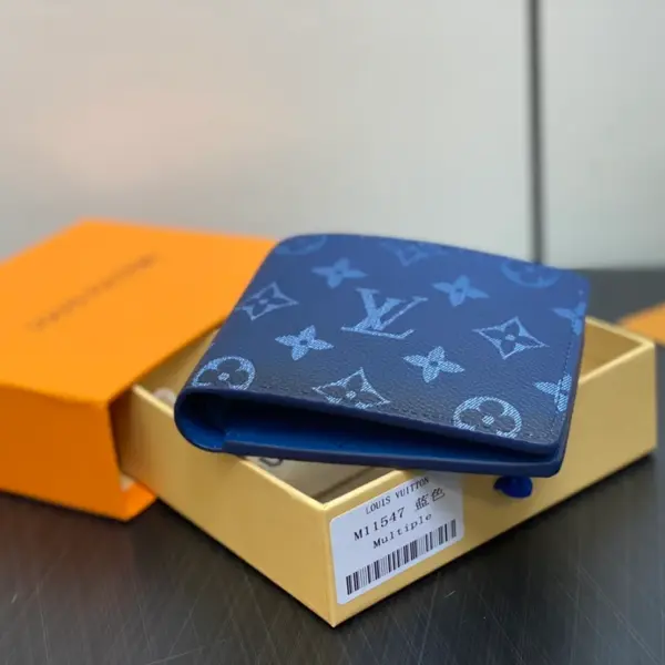 高仿LV Monogram Gradient 漸變色帆布多層次錢包 - 海軍藍經典設計-M11547 高仿LV