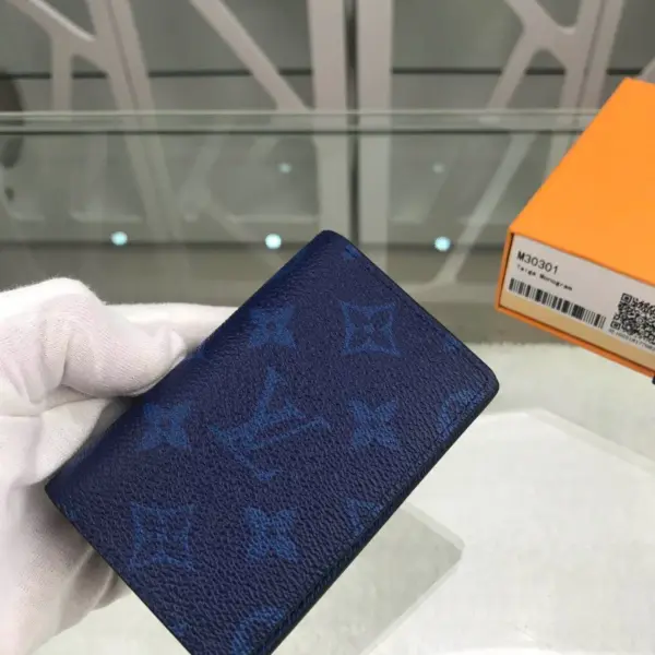 高仿LV 男士袋裝萬用錢包 - 海軍藍Taïga皮革Monogram帆布短夾-M30301