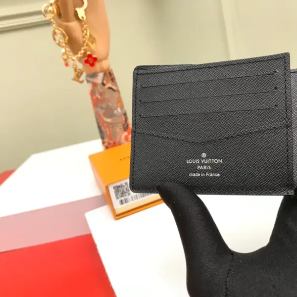 高仿LV 男士Slender Taiga皮革纤薄钱包 - 轻巧多功能信用卡夹-M30539
