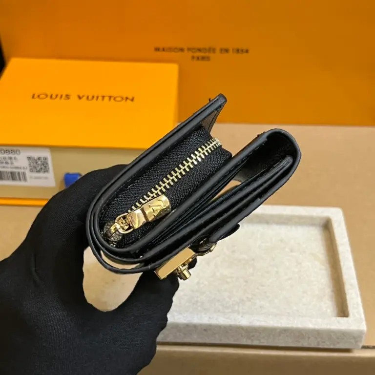 高仿LV Métis小型錢包 | Monogram Empreinte皮革 經典S-lock鎖扣設計-M80880