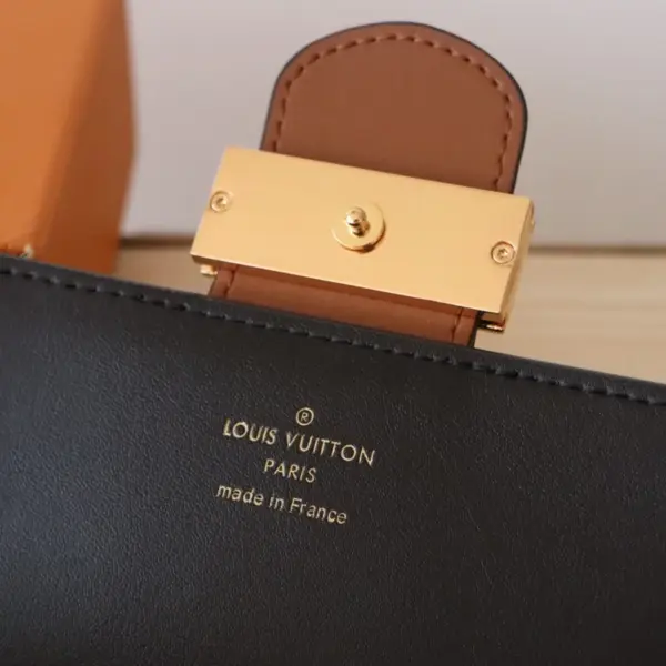高仿LV Sarah Dauphine 錢包 | Monogram 翻轉帆布設計 12卡位拉鏈零錢格-M46645 17 高仿LV Sarah Dauphine 錢包 | Monogram 翻轉帆布設計 12卡位拉鏈零錢格-M46645