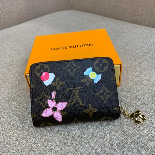 高仿LV 圣诞限定Candy Factory系列Vivienne玩偶拉链零钱包 | Monogram帆布红色甜点主题-M12210 12 高仿LV 高仿LV 圣诞限定Candy Factory系列Vivienne玩偶拉链零钱包 | Monogram帆布红色甜点主题-M12210 高仿LV